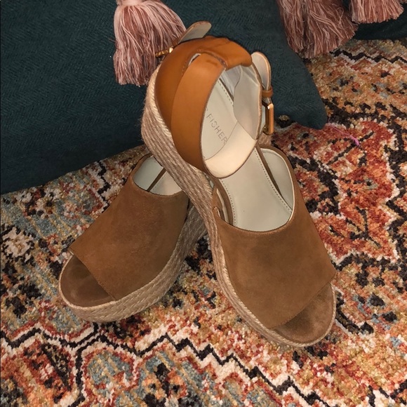 Tan Marc Fisher Wedges 8.5 - Picture 3 of 6